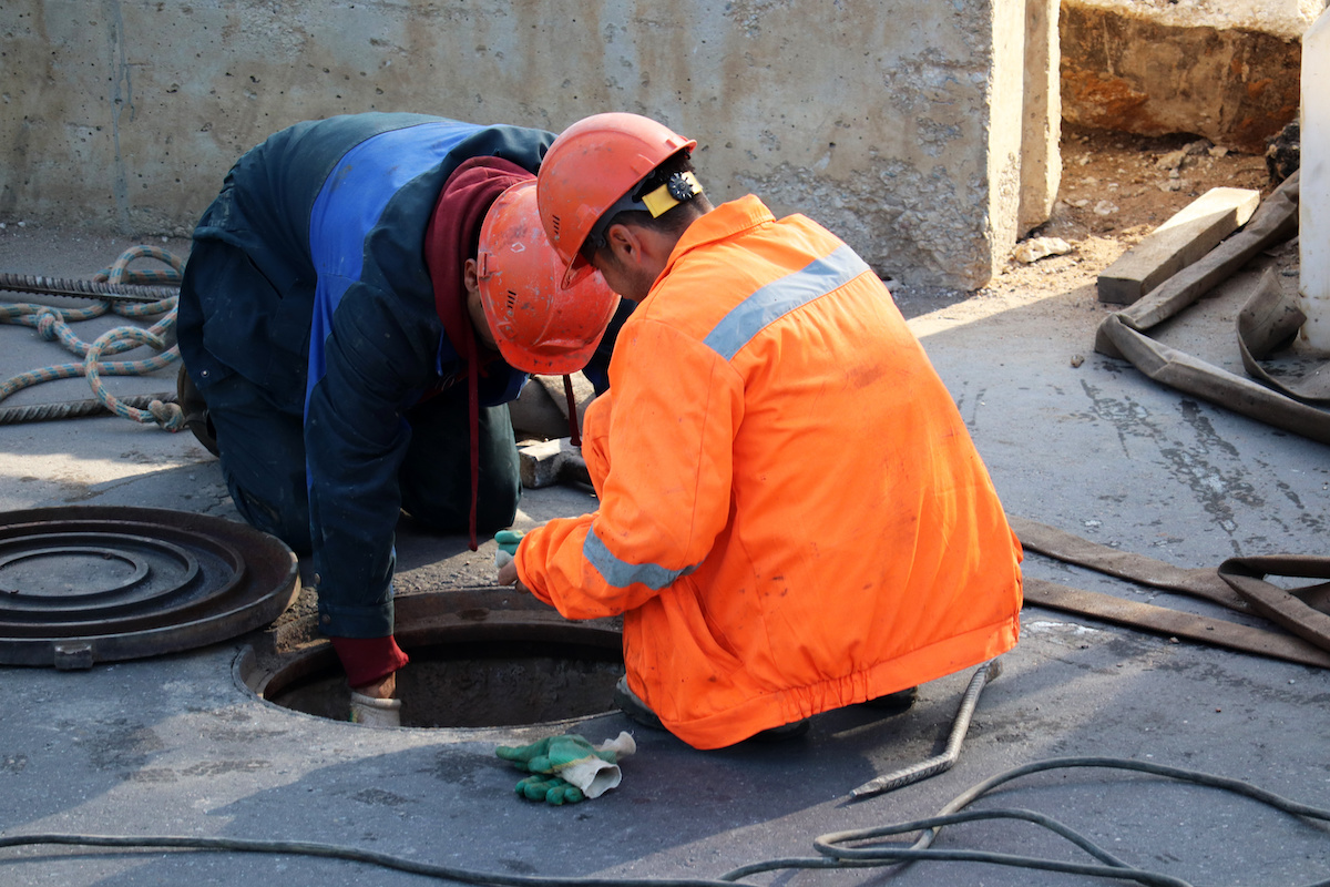 plumbers repair sewer line problem
